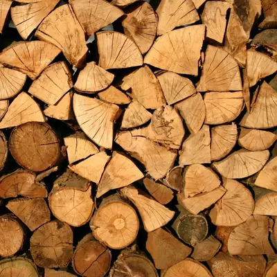 Bûches de bois de chauffage fendues et empilées